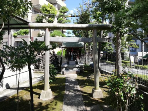 小島八幡神社の境内社　稲荷社