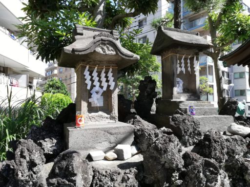 小島八幡神社の境内社　石造りの祠が２つ