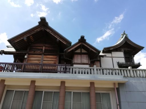 宇喜田稲荷神社　社殿横