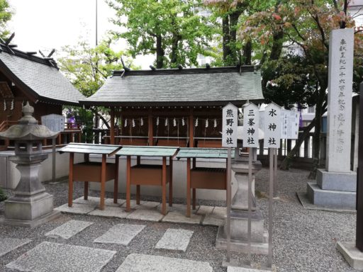 亀戸香取神社の境内社　左から熊野神社、三峯神社、水神社