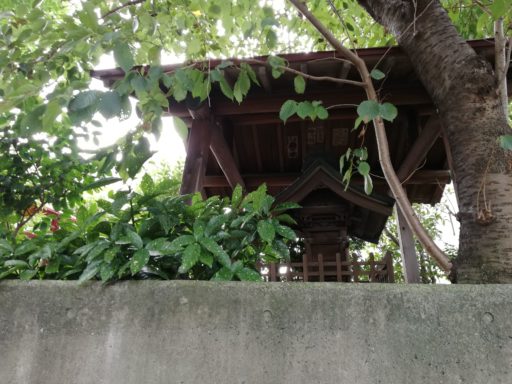 稲荷神社（マンション敷地内）