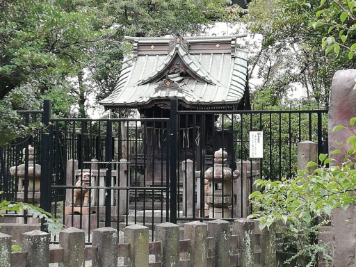 三囲神社の境内にある顕名神社