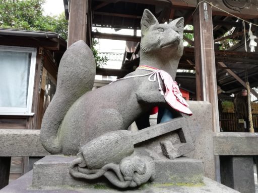浅草神社の境内社　被官稲荷神社の狛狐（左）