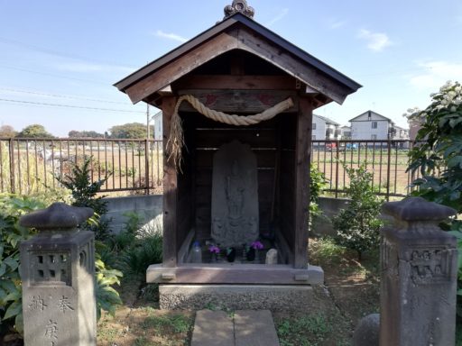 庚申神社の社殿と石灯篭