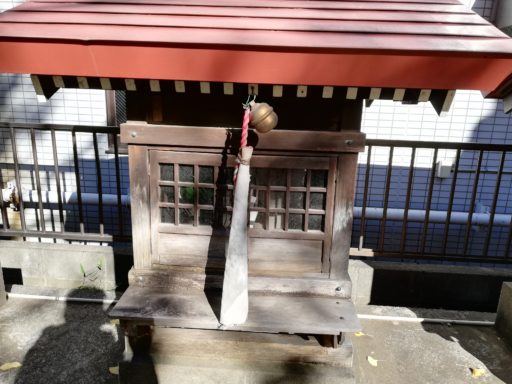 田尻日枝神社の境内社　木製祠が５つ
