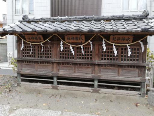 右から水神神社、八雲神社、道祖神社