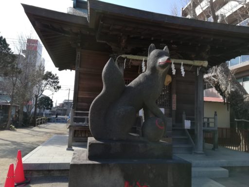 押切稲荷神社　拝殿前の狛狐