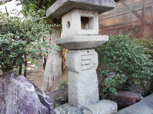 関ヶ島胡録神社の燈籠