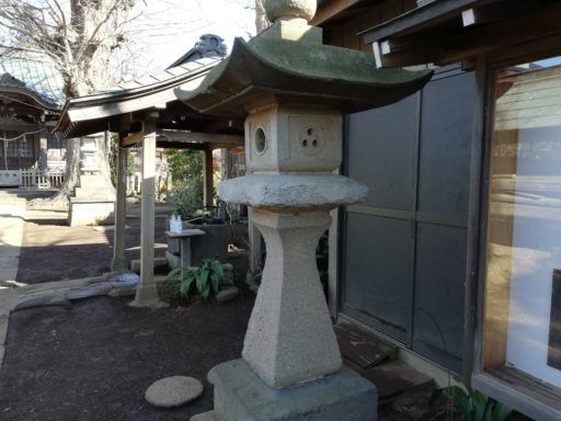 国分日枝神社　鳥居の先にある燈籠
