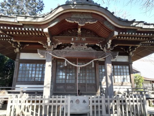 国分日枝神社の拝殿と猫