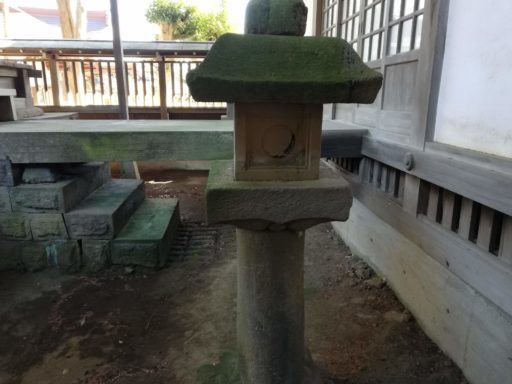 国分日枝神社　本殿の前にある燈籠