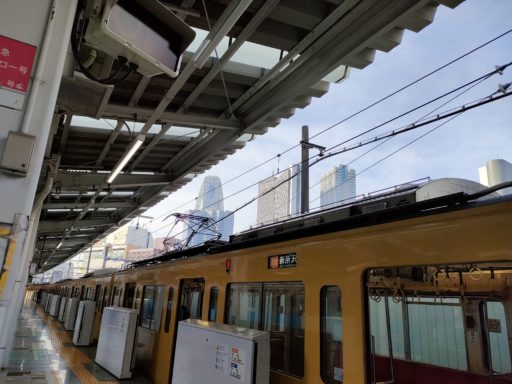 西武新宿駅　西武新宿線と高層ビル