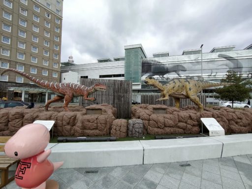 福井駅前で戦う恐竜