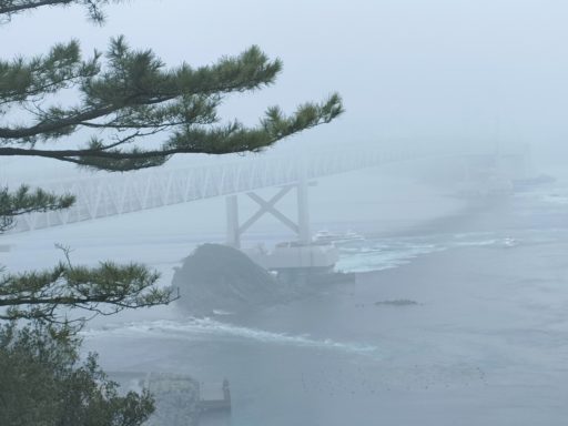 霧で霞む大鳴門橋