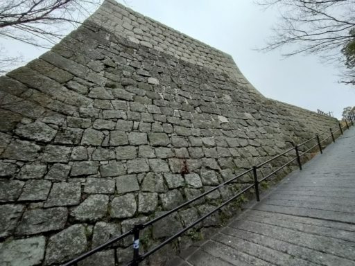 丸亀城　急坂と石垣