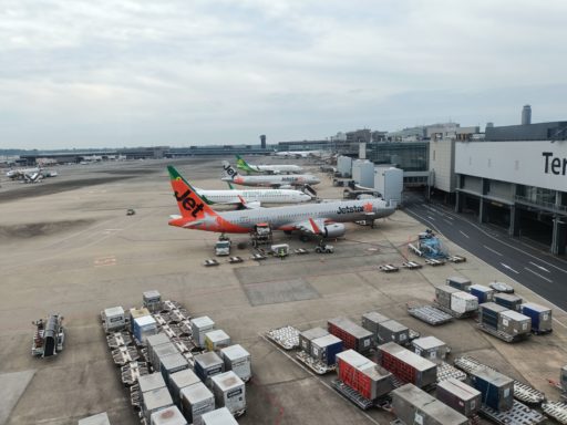 成田空港　朝の出発ラッシュ