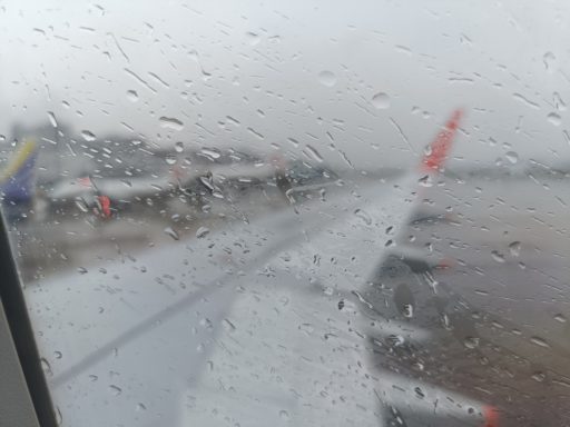 福岡空港到着、土砂降り