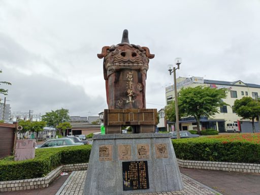 唐津駅前にある唐津焼のオブジェ