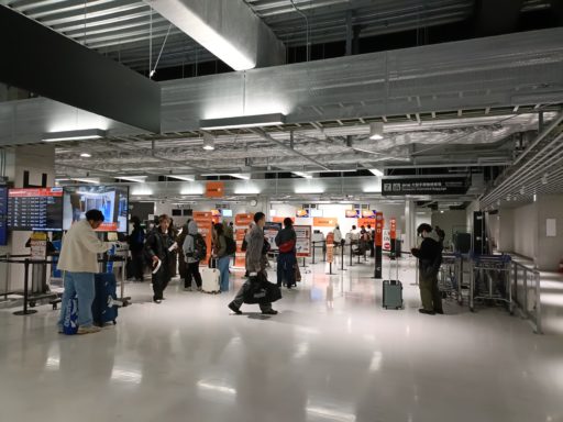 ジェットスター・カウンター前を通過(6:26)