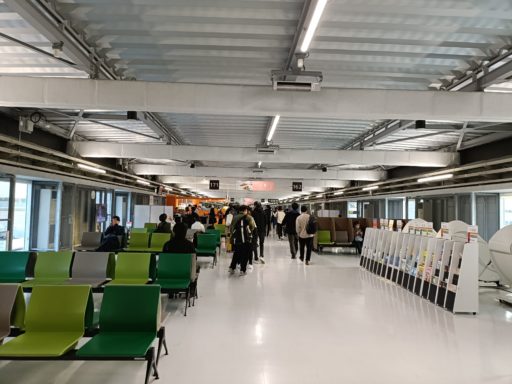 ジェットスター搭乗口に到着(6:36)