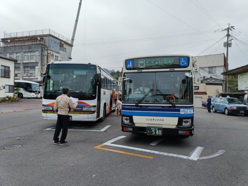 延岡駅行き高速バス(九産交)と延岡駅行きの路線バス(宮崎交通バス)
