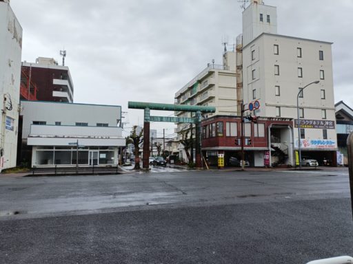 宮崎神宮の東参道を歩く