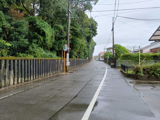 宮崎神宮の外周に沿って歩く