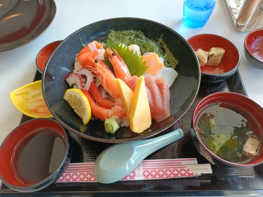 沖縄産海ぶどう海鮮丼