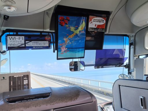 古宇利大橋を渡るバス