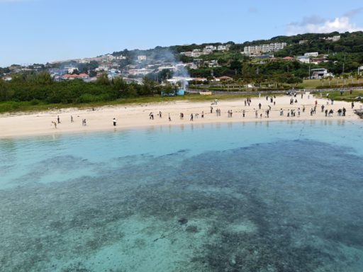 古宇利大橋から古宇利ビーチを眺める