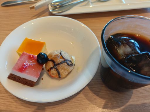 ケーキは別腹。半分食べてから撮影