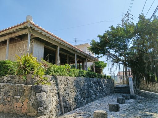 首里金城村屋とガジュマルの木