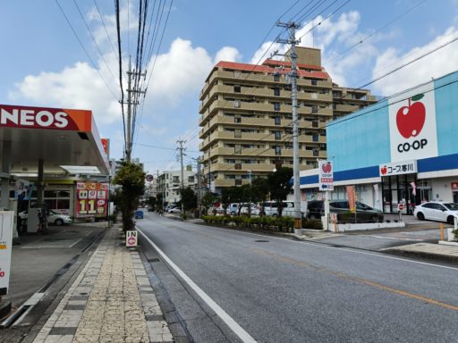 都会的で面白みがない道を行く