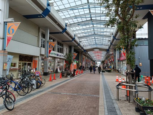 「ぷらっと本町」のアーケード商店街