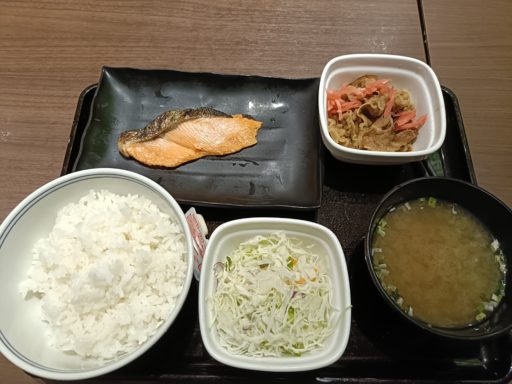 焼魚牛小鉢定食(666円)