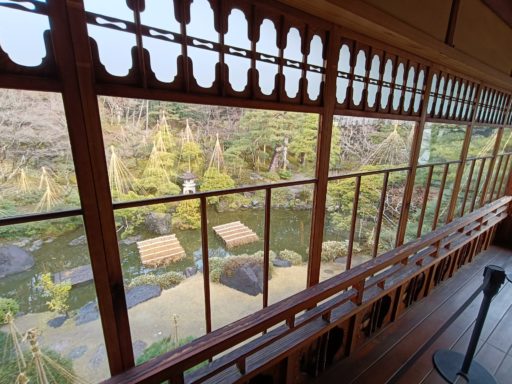 2階から庭園を眺める