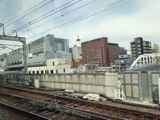 京都タワーが遠くに見えて