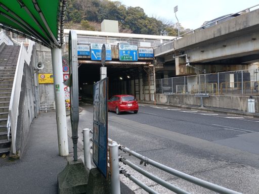 バス停から新神戸駅を見上げる