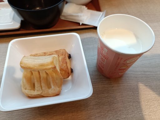 焼きたてパンと淡路島牛乳