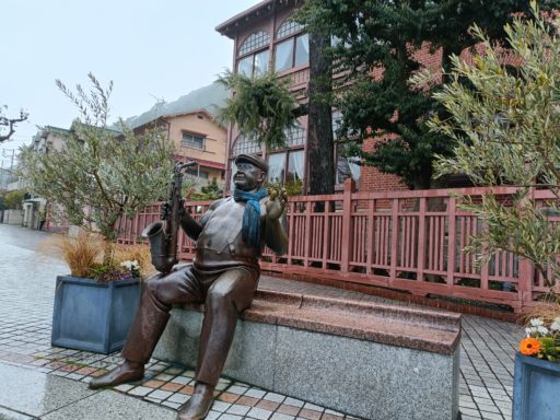 サックスを持つ男