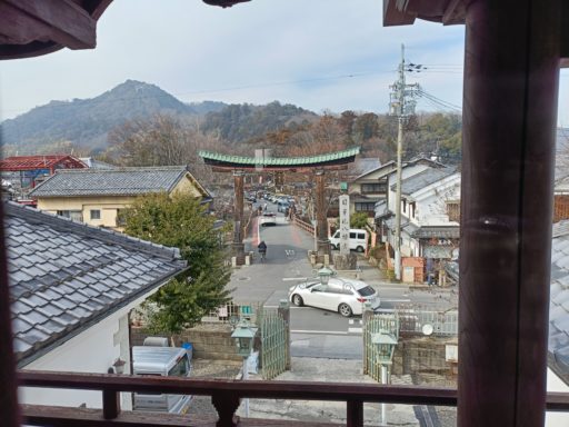 窓の外には、日牟禮八幡宮の鳥居