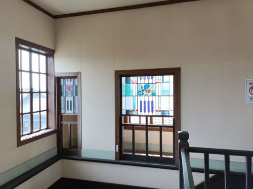 階段のところだけステンドグラス