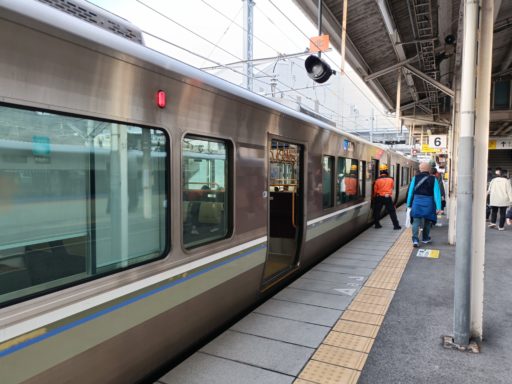 米原駅で車両の切り離し