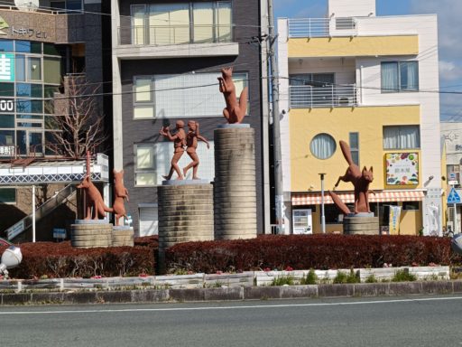 駅前ロータリーにもキツネのモニュメント