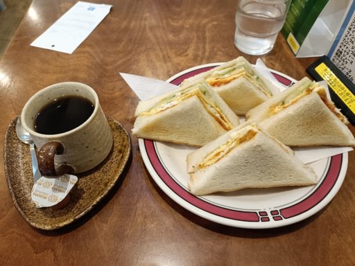 飲み物を頼むとサンドウィッチが付いてくる
